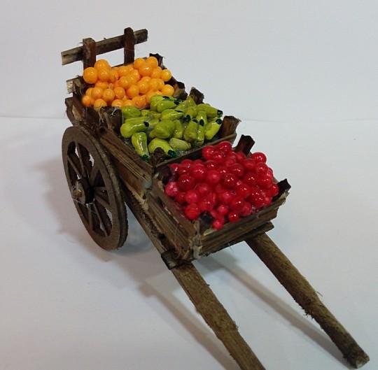 carretto di legno con frutta