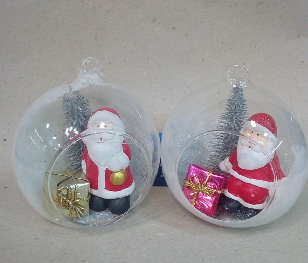 Palla con babbo Natale di terracotta , con alberello e pacchetto regalo